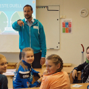 12. oktober: Kronprins Haakon tar oppdraget som lærervikar på Bossekop skole i Alta for å se hvor mye 6Bhar lært om UNICEFs arbeid. Kronprinsen er beskytter for årets TV-aksjon, som går til inntekt for UNICEF. Foto: Liv Anette Luane, Det kongelige hoff